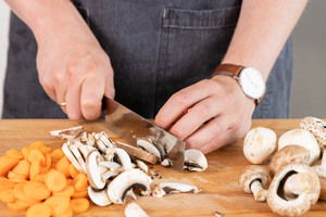 Champignons in Scheiben schneiden