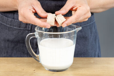 Hefe zur Milch geben