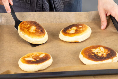 gebratene Toasties aufs Backblech geben