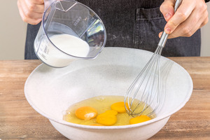 Eier und Milch verquirlen