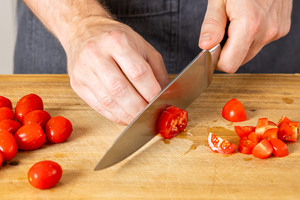Kirschtomaten schneiden