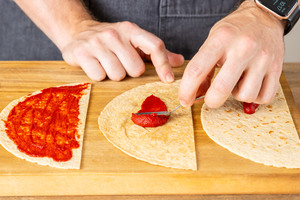 Tortilla mit Tomatenmark einstreichen