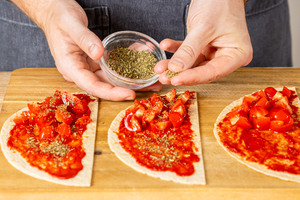 Tortilla würzen mit italienischen Kräutern