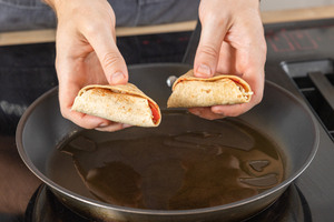 Tortilla-Taschen in Pfanne geben