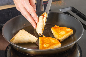 Tortilla-Taschen im Pfanne wenden beim Anbraten