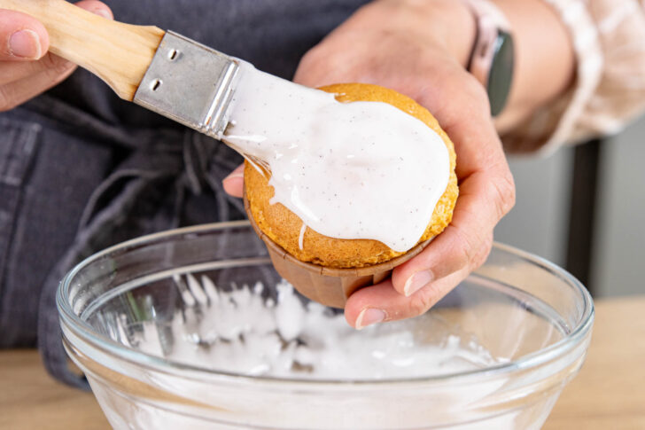 Zuckerguss auf den Vanille Muffins verteilen