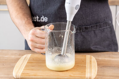 Knoblauch mit Milch mixen