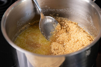 Kekse mit Butter vermengen