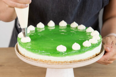Wackelpudding-Torte dekorieren