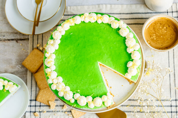 Wackelpudding-Torte mit grünem Tortenspiegel