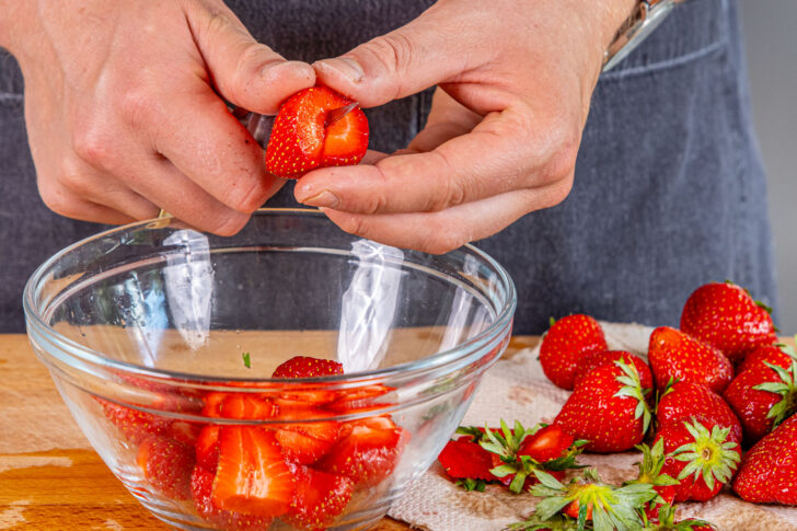 Erdbeeren putzen und schneiden