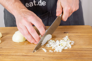Zwiebel und Knoblauch fein hacken.