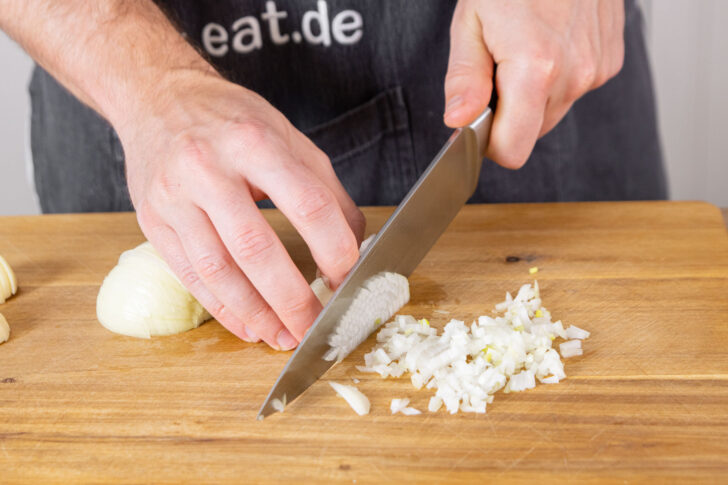 Zwiebel und Knoblauch fein hacken.