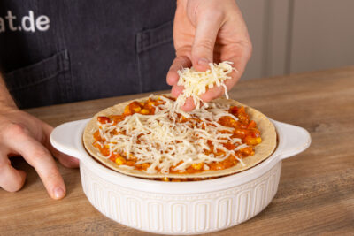 Wrap Lasagne mit Gratinkäse bestreuen.