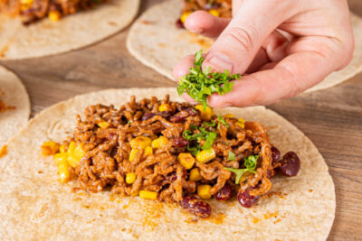 Wraps mit Hackfleisch füllen und rollen