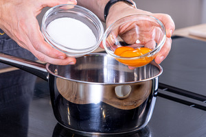 Eier und Zucker in den Topf geben