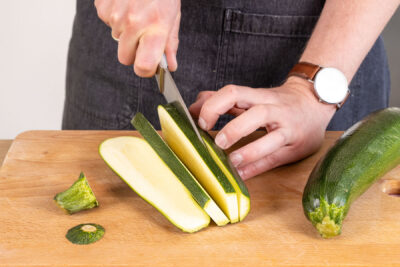 Zucchini in Scheiben schneiden