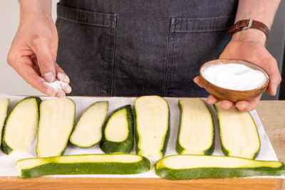Zucchinischeiben salzen