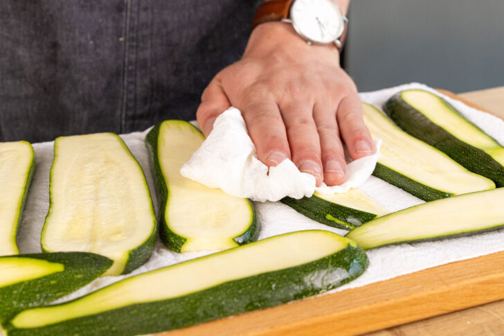 Zucchini abtupfen