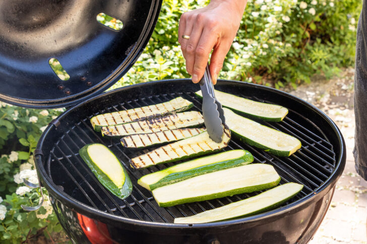 Zucchini auf dem Grill wenden