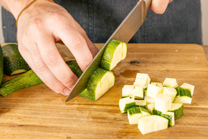 Zucchini würfeln