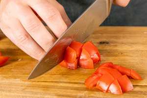 Tomaten in Würfel schneiden