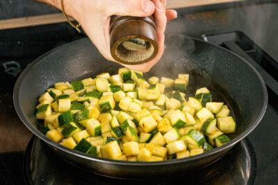 Zucchini anbraten und würzen