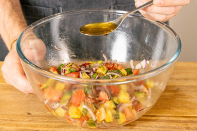 Zucchini-Salat würzen