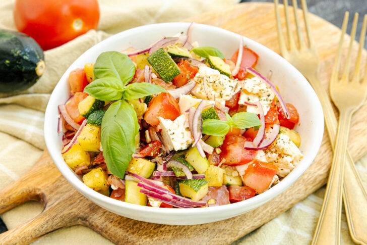 Zucchini-Salat mit Feta servieren