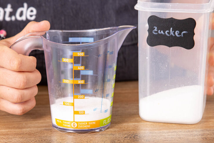 Zucker im Messbecher abmessen