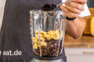 Acai-Pulver in den Mixer geben