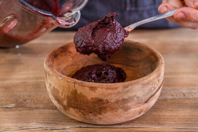 Acai-Bowl anrichten