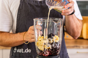 Milch dazugießen