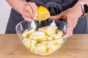 Apfelspalten mit Zitronensaft beträufeln