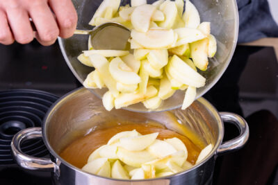 Apfelspalten zum Pudding geben