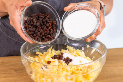 geraspelte Äpfel mit Rosinen und Zucker durchziehen lassen