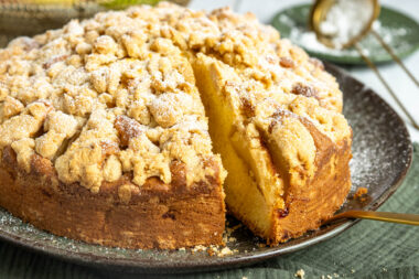 Apfelkuchen mit Rührteig und Pudding