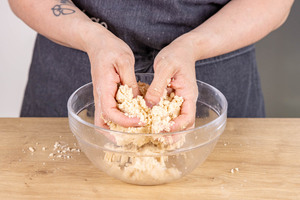 Streusel kneten
