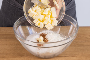 Butter in die Schüssel geben