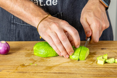 Avocado in Würfel schneiden