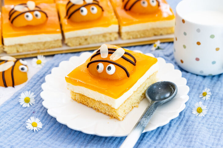 ein Stück Bienenkuchen vom Blech