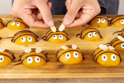 Aprikosen-Bienen für den Bienenkuchen dekorieren