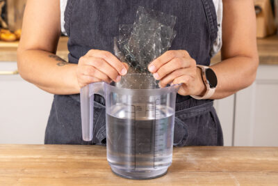 Gelatine in Wasser einweichen
