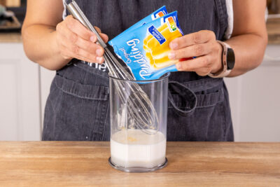 Puddingpulver in Milch einrühren