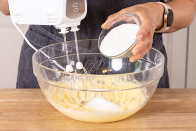 Zucker zur Butter geben