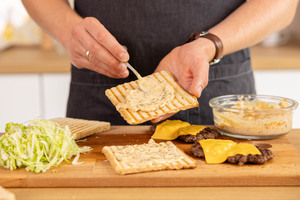 Toast mit Sauce bestreichen
