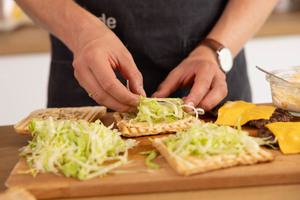 Eisbergsalat darauf legen