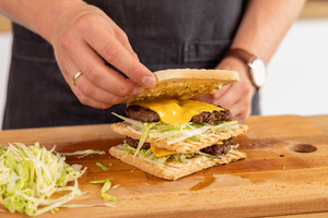 Patty mit Toastscheibe toppen