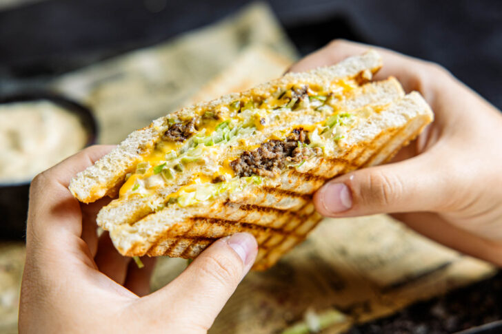 Big Mac Sandwich mit Rinderpatty und Cheddar