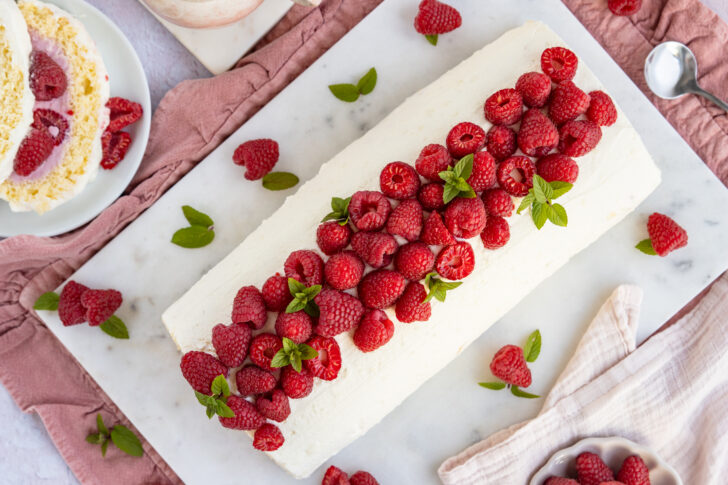 Biskuitrolle mit Himbeeren